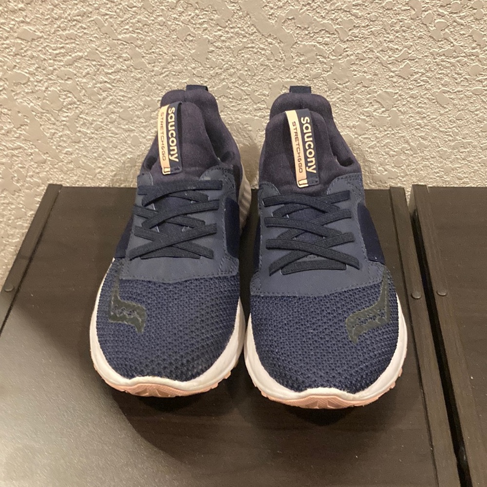 Saucony Stretch & Go size 6 athletic shoes. Navy